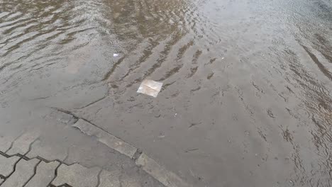 Aufgrund-Der-Starken-Regenfälle-Gelangen-Menschliche-Abfälle-Ins-Wasser