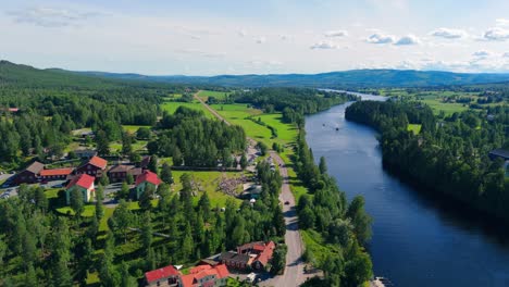 Vista-Aérea-Del-Complejo-Turístico-Järvsö,-Suecia-Y-Stenegård.