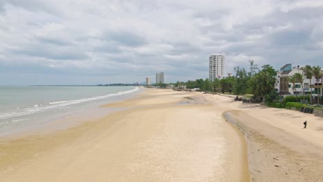 Thailands-Cha-Am-Strand-Mit-Wunderschönem-Sand-Entlang-Der-Küste