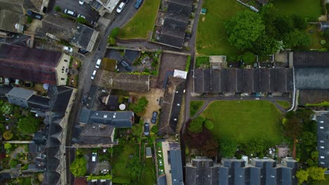 Experimente-Imágenes-Dinámicas-Y-Giratorias-De-Drones-Con-Vistas-Circulares-De-Los-Edificios-Y-El-Paisaje-Urbano-De-Cirencester,-Que-Ofrecen-Una-Perspectiva-única-Del-Encanto-Arquitectónico-De-La-Ciudad.