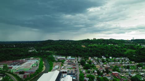 Vista-Aérea-De-Los-Suburbios-De-Pittsburgh-Bajo-Un-Cielo-Tormentoso