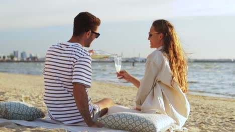 Feliz-Pareja-Bebiendo-Champán-En-La-Playa-De-Verano.-Concepto-De-Ocio,-Relaciones-Y-Personas.-Feliz-Pareja-Bebiendo-Champán-En-La-Playa-De-Verano.