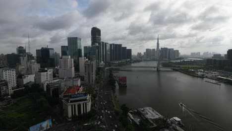 Time-lapse-En-El-Centro-De-La-Ciudad-De-Ho-Chi-Minh-Con-El-Río-Y-Edificios-Altos