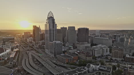 Vista-Aérea-Con-Dron-Cinematográfico-V69-De-Cincinnati,-Ohio,-Sobrevolando-La-Intersección-De-La-Autopista-Que-Captura-El-Tráfico-Y-El-Paisaje-Urbano-Del-Centro-De-La-Ciudad-En-Las-Horas-Doradas-Del-Atardecer;-Filmado-Con-Mavic-3-Pro-Cine---Septiembre-De-2023