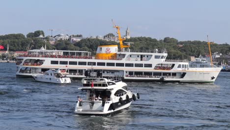 Primer-Plano-De-Un-Crucero-Y-Un-Yate-Navegando-En-El-Muelle-De-Eminonu