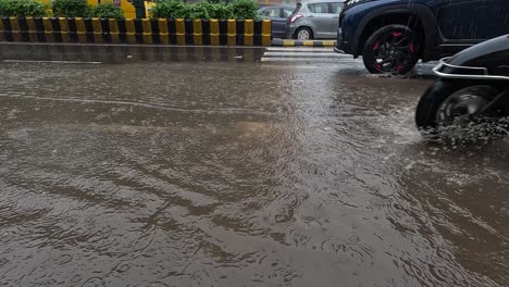 Un-Charco-En-La-Carretera-Indica-Que-Está-Lloviendo-Y-Están-Cayendo-Gotas-De-Agua.