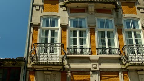 Tilting-down-over-a-building-in-Porto,-with-yellow-tiles-on-the-fasade