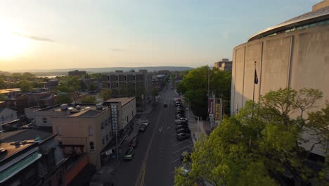 Sonnenuntergang-über-Einer-Amerikanischen-Stadt-Mit-Kreuzung-Und-Alten-Historischen-Häusern