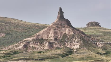 Vista-Aérea-Que-Orbita-Alrededor-Del-Sitio-Histórico-Nacional-Chimney-Rock,-Nebraska