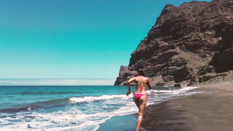 Frau-Läuft-Im-Sommer-Im-Urlaub-In-Zeitlupe-Am-Strand-Auf-Gran-Canaria,-Spanien