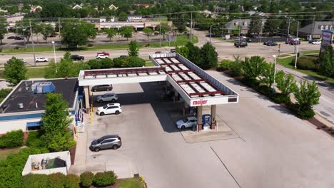 Autos-Llenando-Tanques-De-Gasolina-En-Una-Estación-De-Servicio-Meijer-En-Un-Día-Típico-En-Estados-Unidos