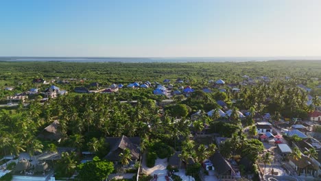 Vista-Aérea-De-Un-Dron-Desde-La-Isla-De-Zanzíbar-Con-Vistas-Al-Pueblo-De-Pingwe-Y-Las-Playas-De-Arena-Blanca