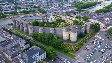 Vista-Aérea-A-Gran-Altitud-Sobre-El-Castillo-De-Angers-Y-Sus-Jardines,-Angers,-Francia