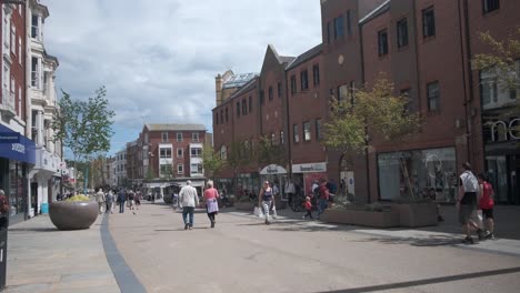 Aufnahmen-Der-Innenstadt-Von-Scarborough,-North-Yorkshire-An-Einem-Sommertag-An-Einem-Geschäftigen-Wochenende-Mit-Familien-Und-Paaren,-Die-Durch-Die-Geschäfte-Der-Stadt-Schlendern