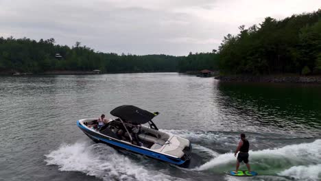 Órbita-Aérea-Rápida-Alrededor-De-Un-Barco-De-Wake-Surf-En-El-Lago-James