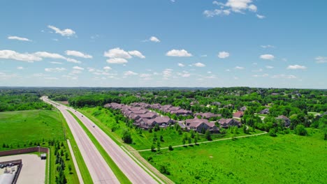 Vida-Suburbana-Tranquila-A-Lo-Largo-De-La-Pintoresca-Carretera-De-Sussex,-Wisconsin