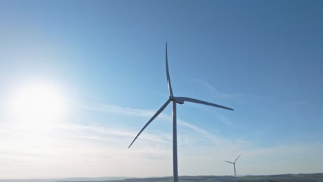 Windräder-Drehen-Sich-An-Einem-Sonnigen-Tag-Mit-Einem-Klaren-Blauen-Himmel