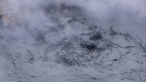 El-Vapor-Del-Volcán-De-Lodo-Y-El-Lodo-Hirviente-Crean-Una-Exhibición-única-Y-Fascinante-De-Poder-Natural,-Resaltando-Las-Fuerzas-Dinámicas-Que-Dan-Forma-A-Nuestro-Planeta.