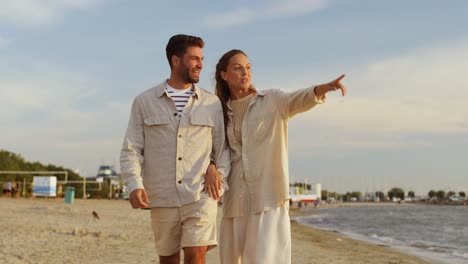 Glückliches-Paar,-Das-Am-Sommerstrand-Entlang-Spaziert.-Sommerferien-Und-Menschenkonzept.-Glückliches-Paar,-Das-Am-Strand-In-Tallinn,-Estland-Spaziert