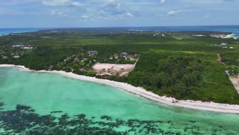 Vista-Aérea-De-La-Laguna-Azul-Y-El-Lujoso-Resort-Frente-Al-Mar-En-Zanzíbar,-Tanzania,-África