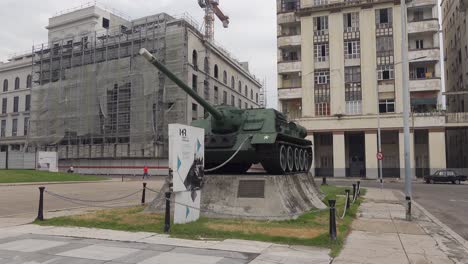 Old-SAU-100-tank-in-front-of-Museo-de-la-Revolucion-in-Havana,-Cuba,-horizontal-panning-shot