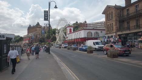 Aufnahmen-Von-Scarborough,-North-Yorkshire-An-Einem-Sommertag-An-Einem-Geschäftigen-Wochenende-Mit-Familien,-Die-Den-Englischen-Badeort-An-Der-Küste-Genießen