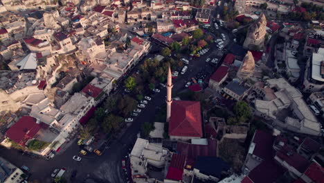 Vista-Aérea-De-La-Mezquita-Y-La-Ciudad-De-Göreme-En-Capadocia,-Turquía