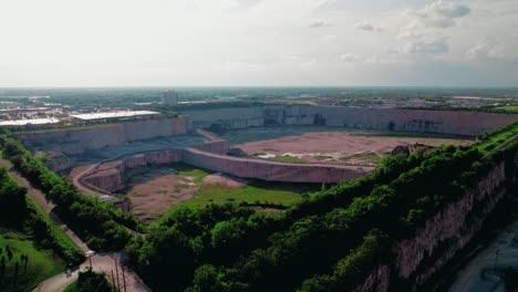 Übersicht-Luftaufnahme-Thornton-Quarry:-Eine-Gigantische-Geformte-Landschaft