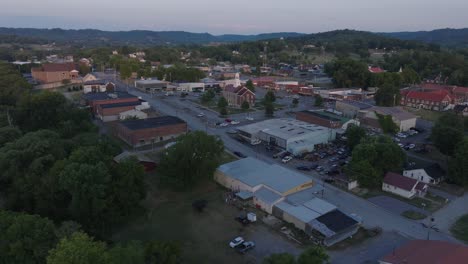 Vista-Aérea-Del-Palacio-De-Justicia-Y-La-Plaza-De-La-Ciudad-De-Woodbury,-Tennessee,-Al-Anochecer