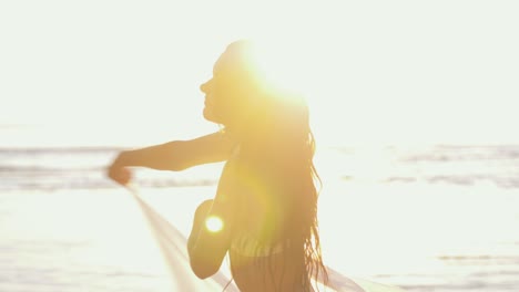 Mujer-En-Traje-De-Baño-Bikini-Con-Pareo-En-La-Playa.-Gente,-Concepto-De-Verano-Y-Trajes-De-Baño-Feliz-Sonriente-Mujer-Joven-En-Traje-De-Baño-Bikini-Con-Pareo-En-La-Playa