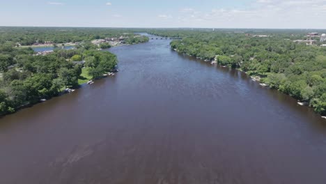 Luftaufnahme-Der-Natürlichen-Schönheit-Des-Mississippi-River-Am-Nachmittag-In-Den-USA