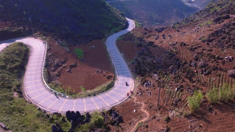 Este-Video-Captura-Las-Sinuosas-Carreteras-De-Ha-Giang-En-El-Norte-De-Vietnam,-Resaltando-Las-Escarpadas-Montañas-Y-El-Terreno-Rocoso.