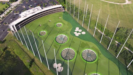 Impresionante-Vista-Aérea-Desde-Un-Dron-Sobre-El-Mejor-Campo-De-Prácticas-De-Golf-Electrónico-De-Estados-Unidos