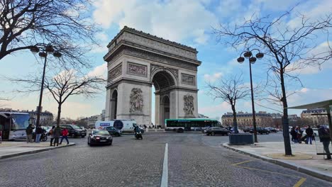 Arc-de-Triomphe-and-car-traffic-in-Paris,-France