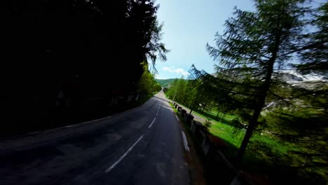 Vista-Aérea-Con-Dron-De-Un-Coche-Circulando-Por-La-Carretera-De-Montaña-De-Mont-Cenis-En-Francia