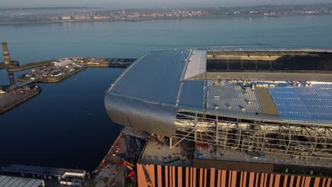 Vista-Aérea-Del-Estadio-De-Fútbol-Everton,-Muelle-Bramley-Moore,-Desarrollo-Del-Río-Mersey,-Frente-Al-Mar