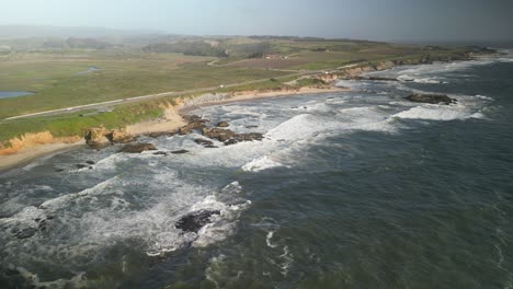 Imágenes-Aéreas-Tomadas-Con-Un-Dron-Sobre-La-Playa-Estatal-De-Pescadero,-En-La-Península-Del-Norte-De-California