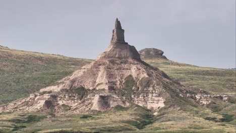 Tele-Luftaufnahme-Der-Chimney-Rock-National-Historic-Site-In-Nebraska