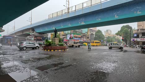 Vehicles-enjoying-traffic-under-the-bridge