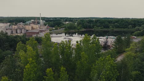 Presa-Del-Río-Magog-En-El-Centro-De-La-Ciudad-De-Sherbrooke,-En-Los-Municipios-Del-Este-De-Quebec,-Canadá