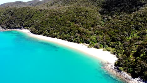 Una-Playa-De-Arena-Blanca-Vacía-En-Un-Cálido-Día-De-Verano-En-El-Parque-Nacional-Abel-Tasman