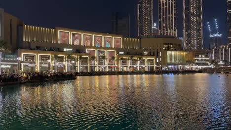 Las-Luces-Del-Centro-Comercial-De-Dubai-Se-Reflejan-En-El-Lago-Burj-Khalifa-En-Los-Emiratos-Árabes-Unidos