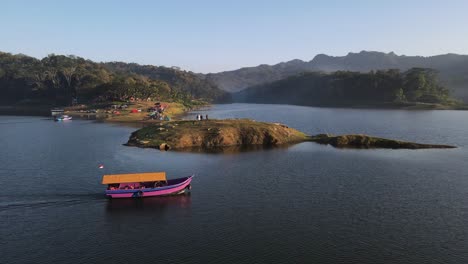 Vista-Aérea-Del-Encanto-Del-Embalse-De-Sermo,-Yogyakarta,-Indonesia,-Barcos-Que-Viajan-Entre-Montañas-Y-Llanuras-Para-Acampar