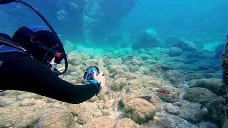 Vídeo-En-Movimiento-De-Un-Buceador-Que-Captura-Imágenes-De-Peces-Y-Animales-Acuáticos-Bajo-El-Mar-En-Grecia