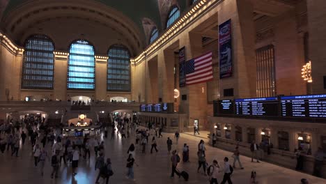 Una-Toma-Del-Interior-De-La-Grand-Central-Terminal,-Durante-La-Hora-Pico-De-La-Mañana.