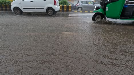 Gotas-De-Lluvia-Cayendo-En-Charcos-En-La-Ciudad