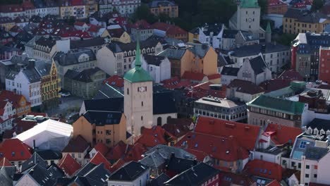 Hermosa-Fotografía-Tomada-Con-Un-Dron-Sobre-Una-Iglesia-En-El-Centro-De-Bergen,-Noruega