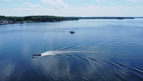 El-Lago-Pewaukee-Es-Un-Hermoso-Lago-De-Agua-Dulce-En-El-Corazón-De-Lake-Country,-Wisconsin.