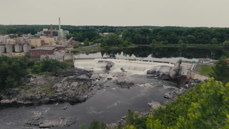 Agua-Fluyendo-Por-La-Presa-Del-Río-Saint-Francois-En-Brompton,-Sherbrooke,-Canadá