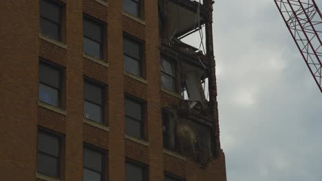 Un-Momento-Dramático-Capturado-Durante-La-Demolición-De-Un-Edificio-De-Gran-Altura-En-Youngstown,-Ohio,-Cuando-Una-Bola-De-Demolición-Hace-Contacto-Y-Hace-Que-Los-Escombros-Caigan-De-La-Estructura.